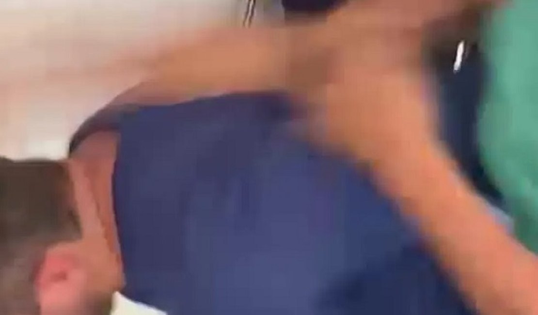 Homem se masturba, chama jovens para entrar em carro, é preso em flagrante e leva tapas em delegacia