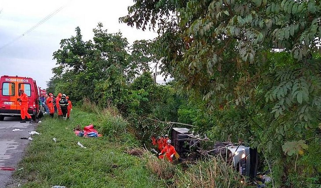 Acidente com micro-ônibus deixa quatro mortos na região de Salvador