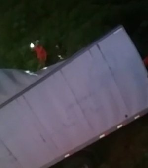 Vídeo: Caminhões colidem na AL-220, em Jaramataia, e um dos veículos cai de uma ponte