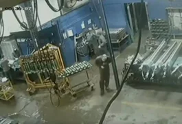 VÍDEO: Supervisor mata funcionário com facada por tomar café durante o expediente no RS