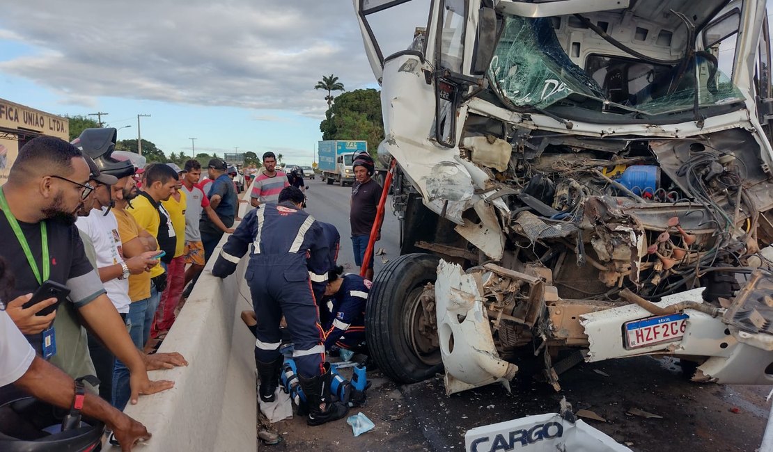 Caminhão carregado com estacas sofre falha mecânica e colide na traseira de carreta, em Arapiraca: uma pessoa ficou ferida