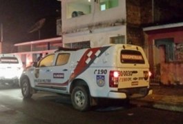 Bandidos atiram em vítima durante tentativa de roubo, em Maceió