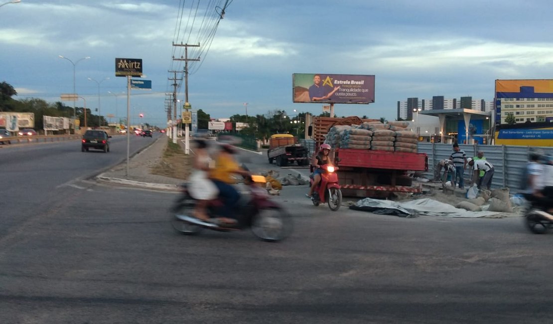 Parte da carga de sacos de cimento despenca de caminhão e estoura em via de Arapiraca