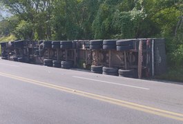 Carreta com carga de granito tomba na 'Ladeira de Atalaia' e motorista fica ferido