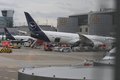 Trem de pouso de avião quebra e deixa vários funcionários feridos no aeroporto de Frankfurt