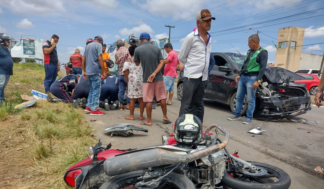 Motociclista invade a contramão após ultrapassagem e bate de frente com carro em Arapiraca