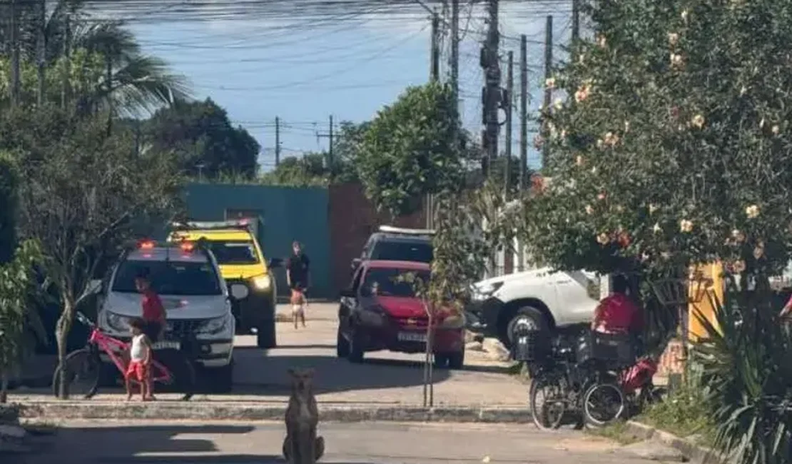 Homem de 25 anos é encontrado morto, ensanguentado, dentro de casa em Rio Largo