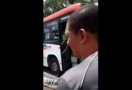 [VÍDEO] Suspeito de assalto a ônibus troca tiros com polícia e morre a caminho de hospital
