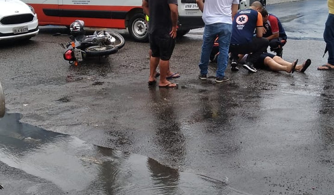 Casal de moto fica ferido em colisão com carro de passeio em cruzamento no bairro Brasília