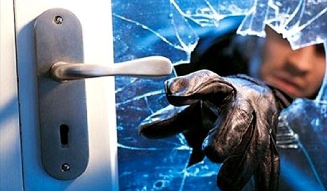 Criminosos invadem residências e realizam furtos, no bairro Massaranduba, em Arapiraca