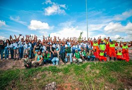 Alunos da rede pública de Arapiraca participam de plantio de 600 mudas na Marginal do Piauí