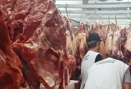 Vigilância Sanitária apreende 100 kg de carne estragada em açougue no Tabuleiro, em Maceió