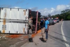 Carreta tomba em trecho da BR-101 e três pessoas ficam feridas
