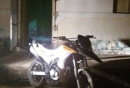 Polícia encontra moto roubada em residência e dois suspeitos são detidos em Arapiraca