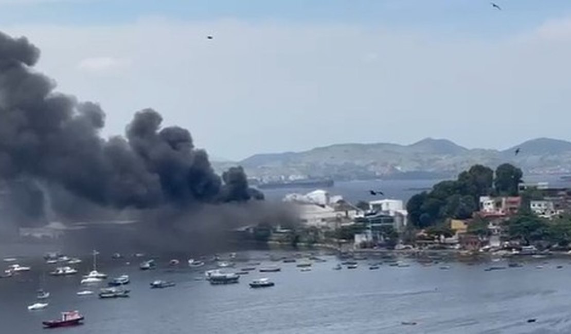 Incêndio de grandes proporções atinge fábrica de óleo na Ilha do Governador