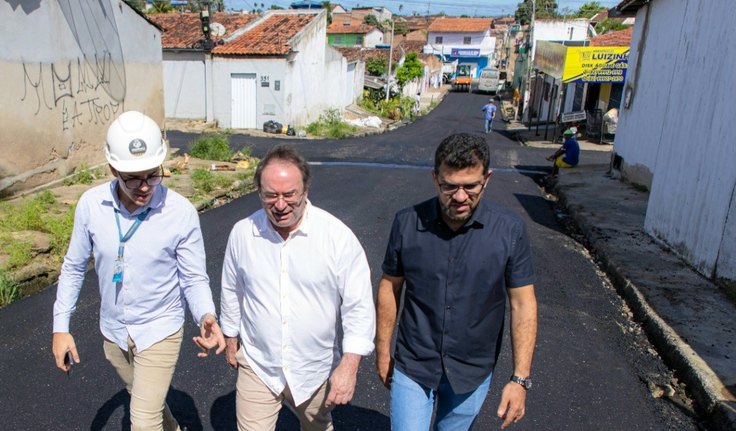 Prefeito Luciano acompanha serviços de recapeamento no bairro Cacimbas, em Arapiraca