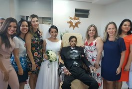 Emoção marca casamento de paciente com câncer dentro de Santa Casa de Maceió