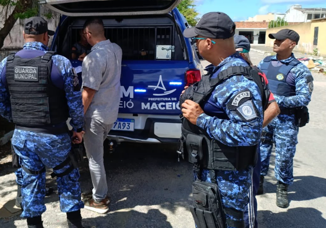 Homem é preso por suspeita de tráfico de drogas na Praça da Faculdade, em Maceió