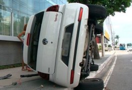 Veículo capota várias vezes durante briga de casal