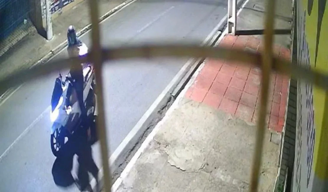 Jovem é assassinado a tiros e outro fica ferido na parte alta de Maceió