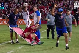 Vídeo. Maqueiro revoltado discute com juiz e derruba jogador do Vila Nova