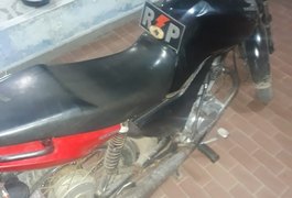 PM localiza moto com queixa de roubo dentro de residência em Arapiraca