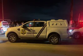 Homem é morto com tiros na cabeça na garagem de casa e esposa consegue se salvar pulando muro no interior de Alagoas