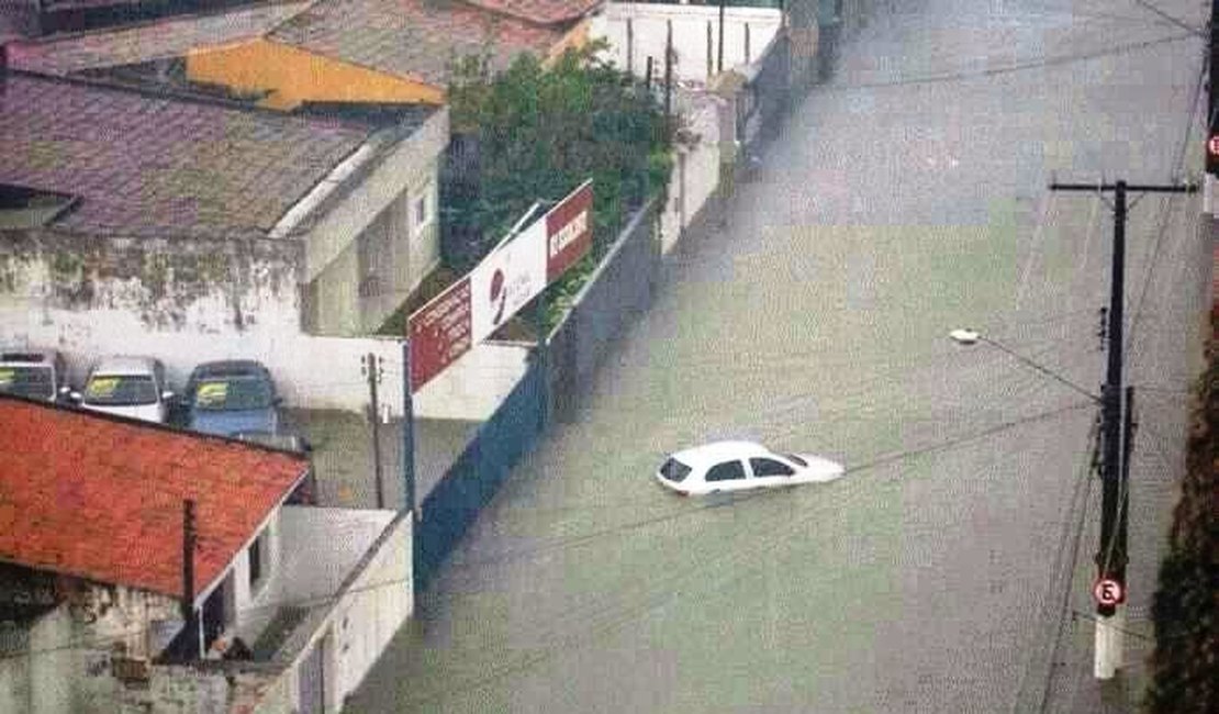 Chuva provoca deslizamento de barreiras e causa transtornos em Maceió