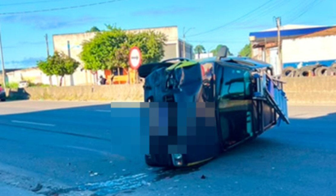 Carro capota e fica atravessado na AL-110 após colisão com outro veículo, em Arapiraca