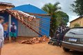 Parte de telhado na entrada de salão de residência é derrubado por carro na zona rural de Arapiraca