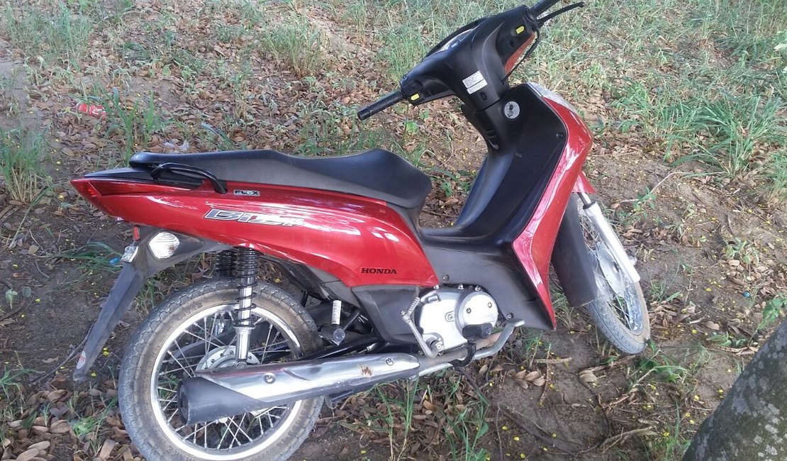 PM encontra moto roubada abandonada no bairro Itapoã