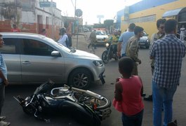 Jovem fica ferido após colidir motocicleta com automóvel, em Arapiraca