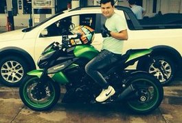 Motociclista, filho do delegado Pinto de Luna, morre após viajar com os amigos para Maribondo