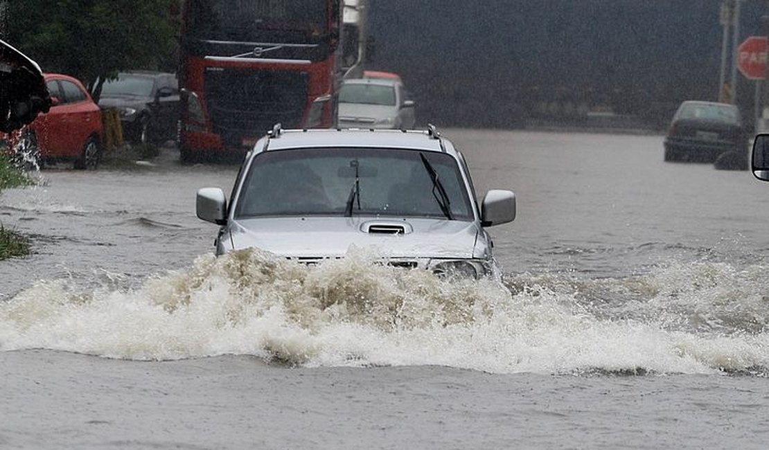 Temporal provoca alagamentos, interdições e caos no transporte em São Paulo