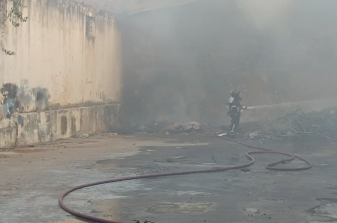 Incêndio em entulhos de lava jato desativado assusta moradores do bairro Ouro Preto, em Arapiraca