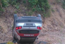 VÍDEO. Policial surta, rouba viatura, capota e troca tiros com guarnições, em Maceió