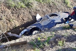 Duas pessoas ficam feridas após motorista perder controle de veículo e cair em vala