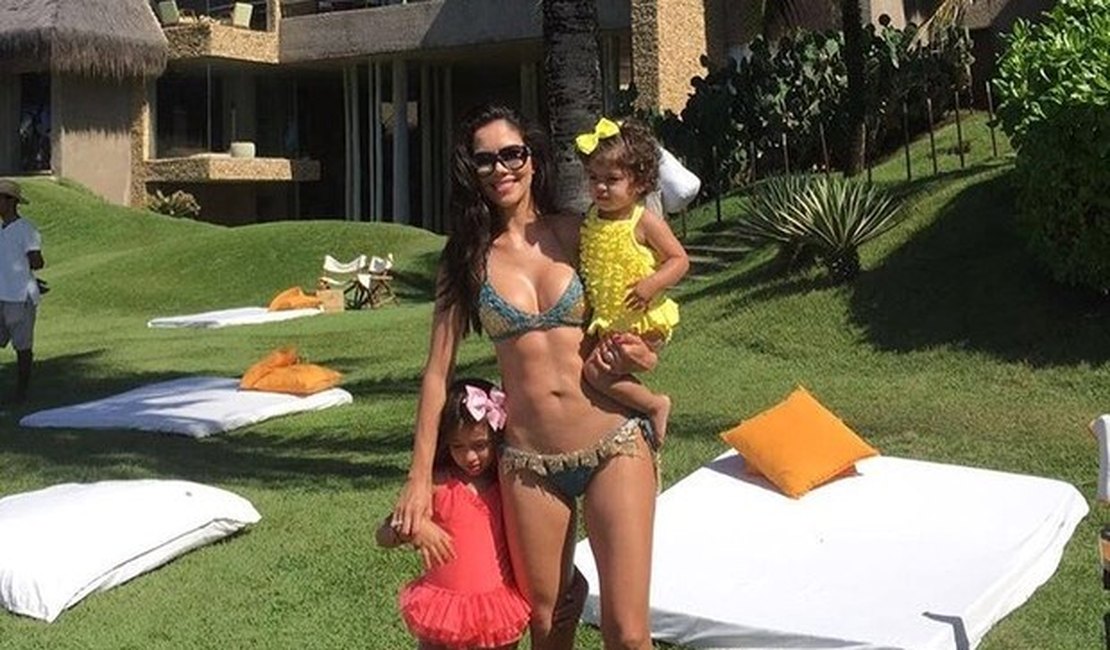 Daniela Albuquerque mostra barriga sequinha em foto com as filhas