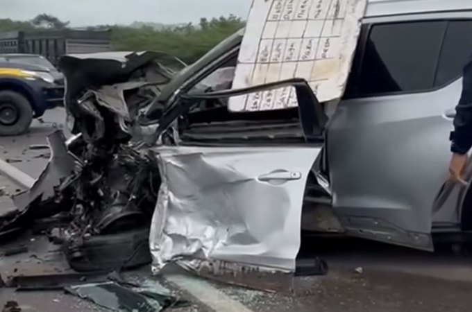 Mulher é socorrida após grave acidente entre dois carros na BR-316, em Palmeira dos Índios