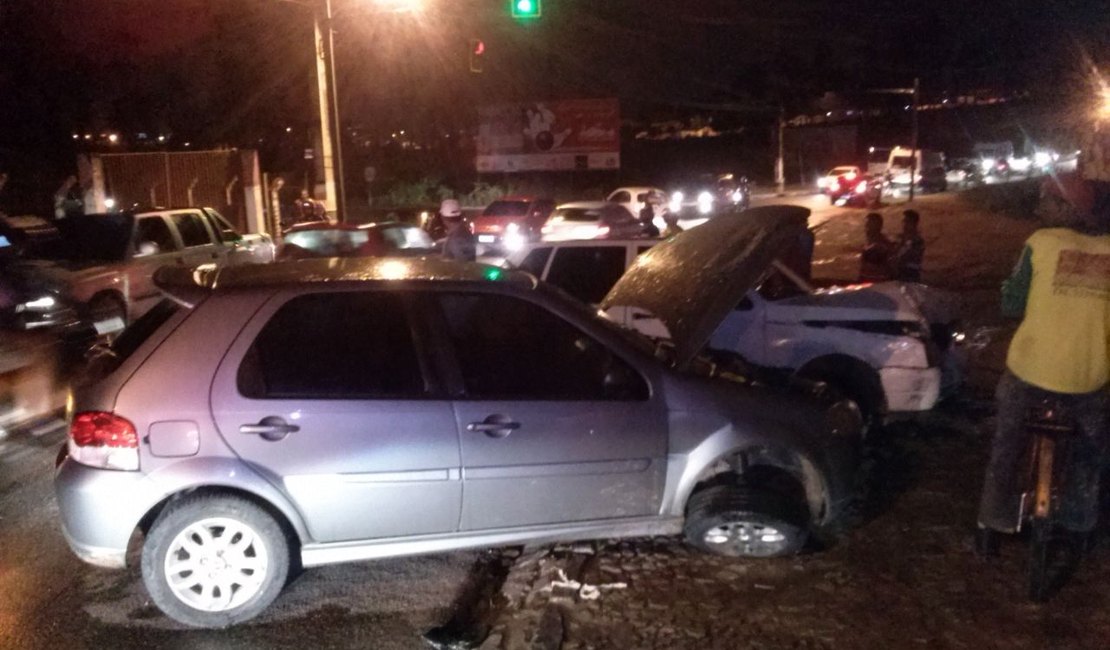 Dois veículos se envolvem em acidente na 'Ladeira do Claudionor' em Arapiraca