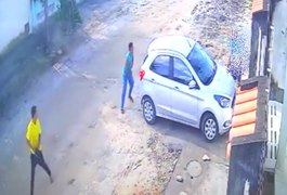 Vídeo. Dupla criminosa rouba carro na frente de residência em Palmeira dos Índios