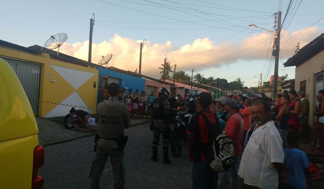 Homem é assassinado a tiros após descer de transporte coletivo na Canafístula