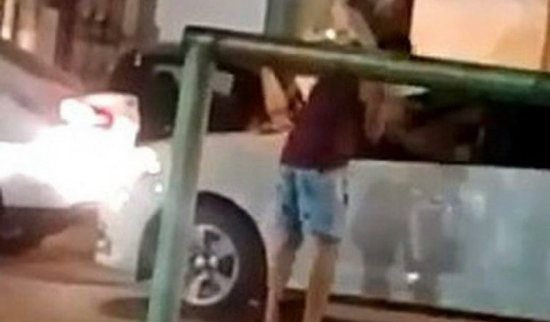 Vídeo mostra policial penal atirando em homem à queima-roupa durante discussão em Maceió