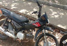 Moto roubada é encontrada em residência desocupada no Conjunto Brisa do Lago, em Arapiraca
