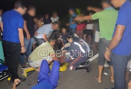Ocupantes de moto são atingidos por carro durante retorno na AL-220 e ficam feridos, em Craíbas