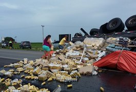 Caminhão carregado de cervejas tomba na BR-101; parte da carga foi saqueada