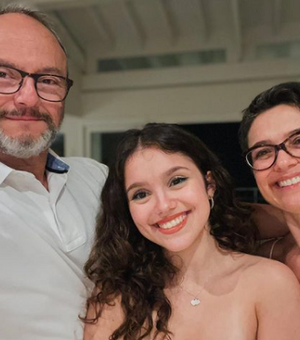 Sandra Annenberg posa ao lado de marido e filha e beleza da jovem encanta internautas