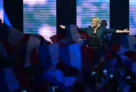 França: Aposta de Macron em dissolver parlamento fracassa e partido de direita vence eleição, apontam projeções