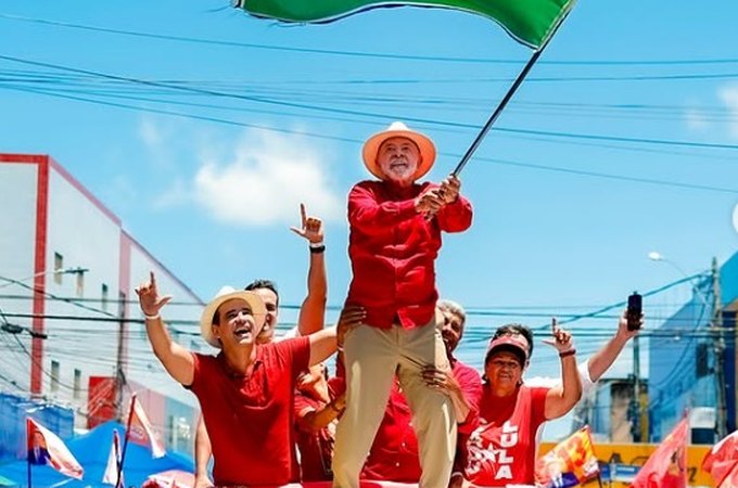 Lula faz história, vira eleição contra Flávio Bolsonaro e é eleito presidente do Brasil com 51,75%
