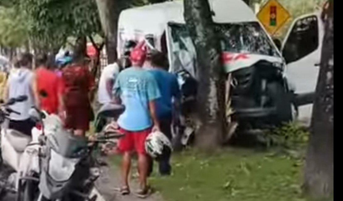 Acidente deixa motorista de van ferido, em Maceió